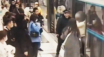 北京一乘客因纠纷堵门,致地铁10号线延误8分钟,已被行拘 北京一乘客因纠纷堵门,致地铁10号线延误8分钟,已被行拘