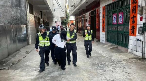 女子抢劫金项链逃跑，广东阳江公安：刑事拘留！