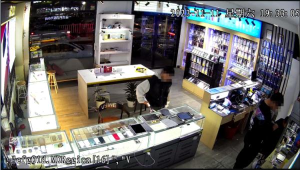 很可“铐”!男子给手机贴膜“顺手”干了这事…… 很可“铐”!男子给手机贴膜“顺手”干了这事……