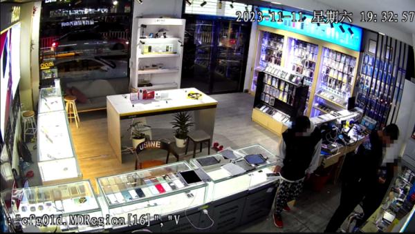 很可“铐”!男子给手机贴膜“顺手”干了这事…… 很可“铐”!男子给手机贴膜“顺手”干了这事……