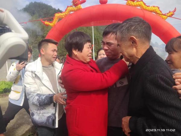 哥哥“坐火车去远方”再没回家,34年后弟弟终于等到这个“和我很像的人” 哥哥“坐火车去远方”再没回家,34年后弟弟终于等到这个“和我很像的人”