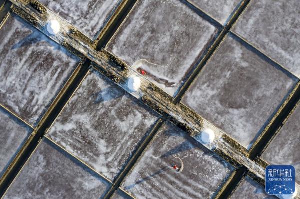 福建泉港：冬日盐田美如画