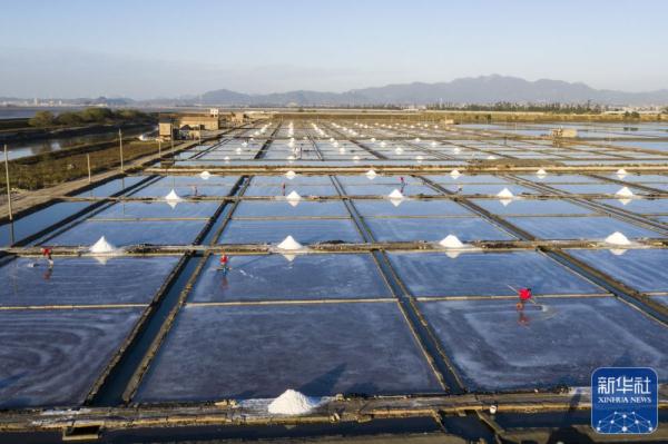 福建泉港：冬日盐田美如画