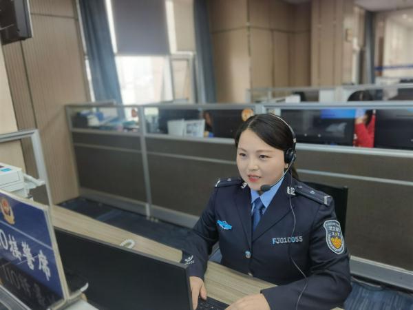 武汉110接警员李颖：13年为8000多名群众解难