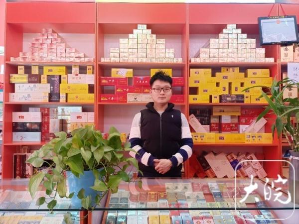 助人为乐!大学生回乡开“生活超市 ”温情服务路人 助人为乐!大学生回乡开“生活超市 ”温情服务路人