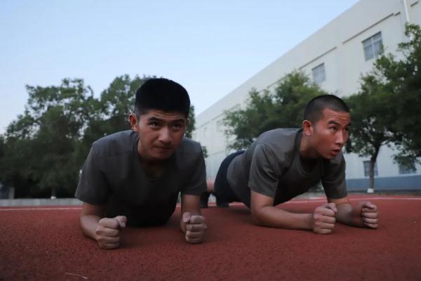 好兄弟同时带编入伍，分到同一连队！