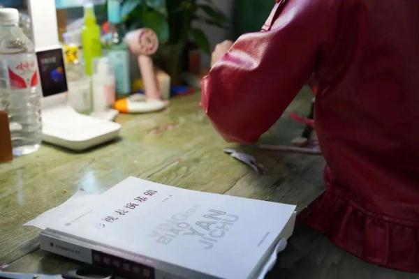 6岁女童横店当“童漂”4个月赚250元,“童漂”真的甜吗? 6岁女童横店当“童漂”4个月赚250元,“童漂”真的甜吗?