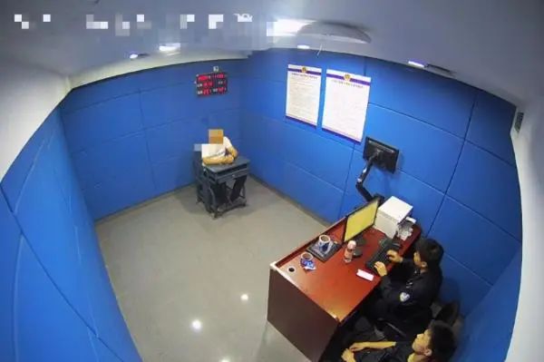 出租车司机下车和乘客吵架，一回头车没了……