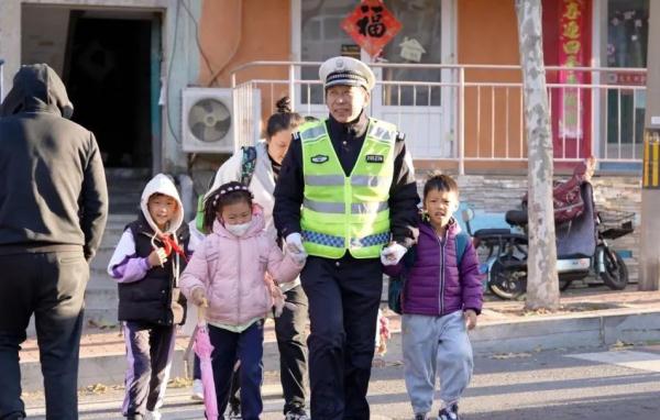 交警站岗36年，护学的孩子成“战友”！