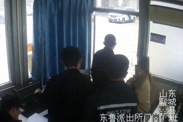 “警察同志，他们说我是逃犯……” 结果：还真是……