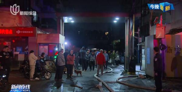 46人紧急撤离！上海一老小区突发火灾