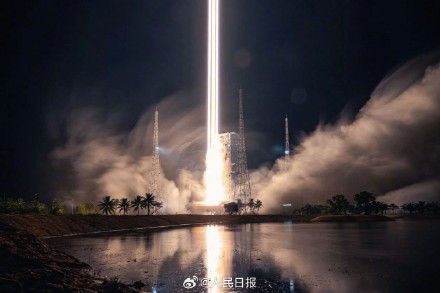 酷炫！火箭发射拉出火焰宛如大片