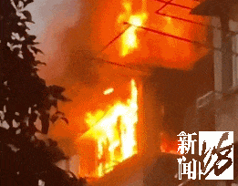 46人紧急撤离！上海一老小区突发火灾