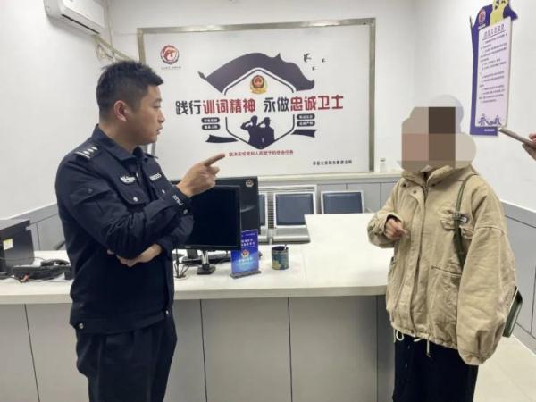 “警察同志，他们说我是逃犯……” 结果：还真是……