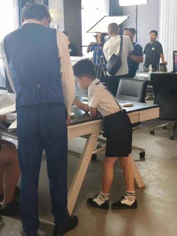 6岁女童横店当“童漂”4个月赚250元,“童漂”真的甜吗? 6岁女童横店当“童漂”4个月赚250元,“童漂”真的甜吗?