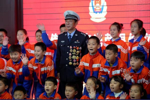 交警站岗36年，护学的孩子成“战友”！