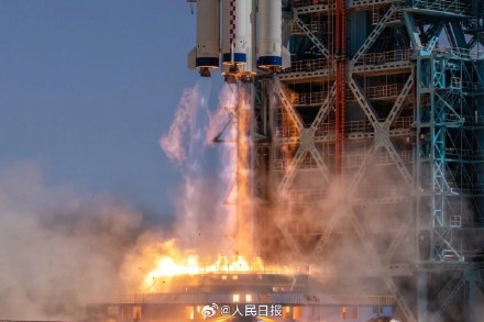 酷炫！火箭发射拉出火焰宛如大片