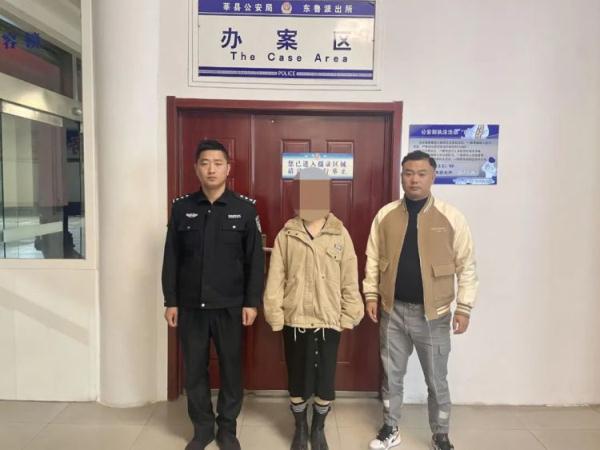 “警察同志，他们说我是逃犯……” 结果：还真是……