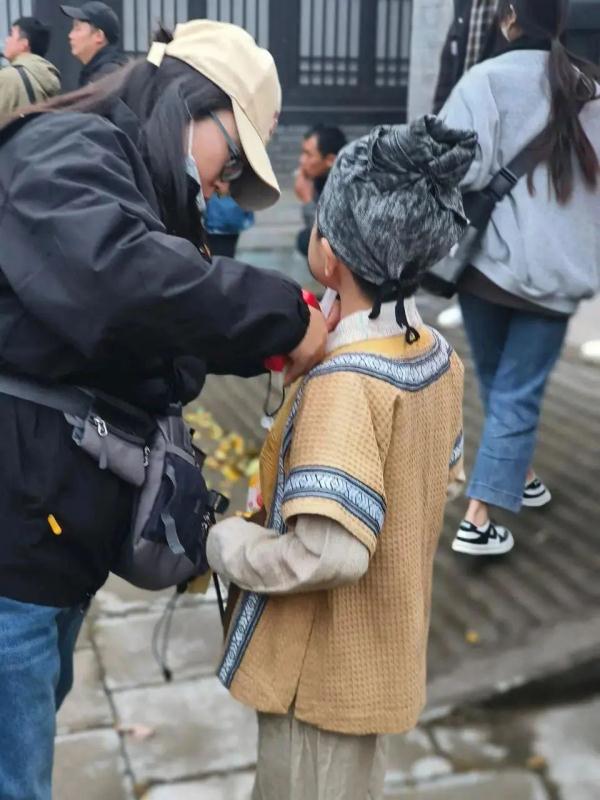 6岁女童横店当“童漂”4个月赚250元,“童漂”真的甜吗? 6岁女童横店当“童漂”4个月赚250元,“童漂”真的甜吗?