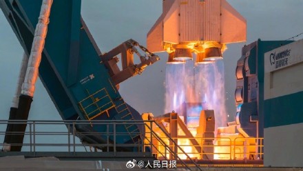 酷炫！火箭发射拉出火焰宛如大片