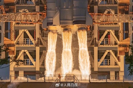 酷炫！火箭发射拉出火焰宛如大片