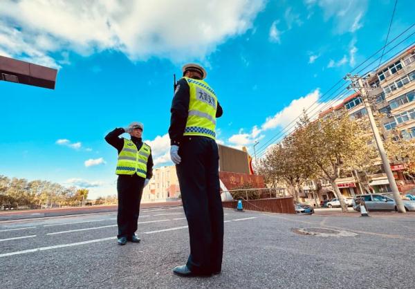 交警站岗36年，护学的孩子成“战友”！