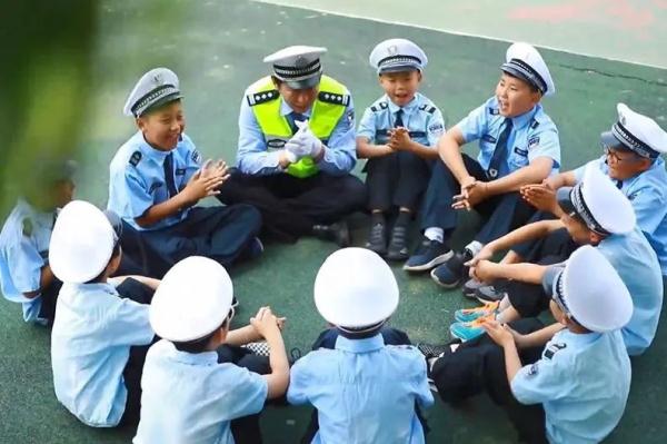 交警站岗36年，护学的孩子成“战友”！