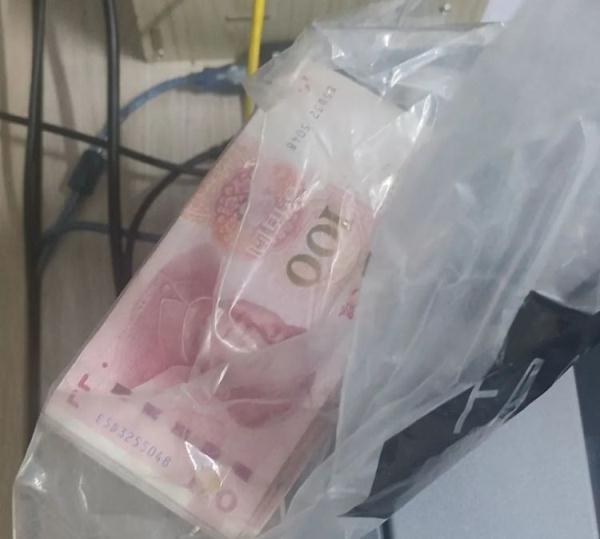 “别让我老婆知道”!男子藏了10000元私房钱,结果被贼偷了…... “别让我老婆知道”!男子藏了10000元私房钱,结果被贼偷了…...