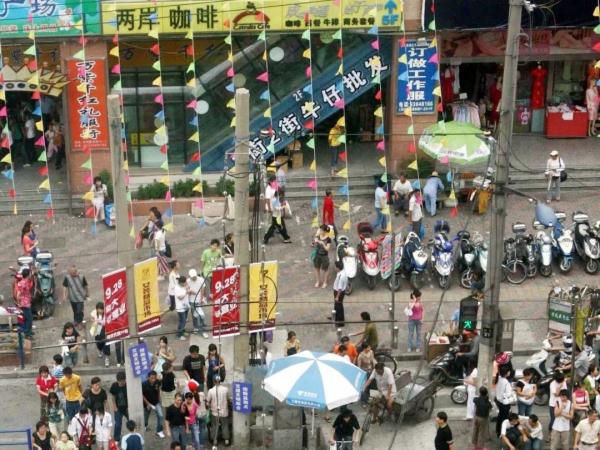 这家商场上海人几乎都逛过！如今商家硬撑着：太难了，搞直播被骂惨
