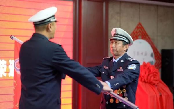 交警站岗36年，护学的孩子成“战友”！