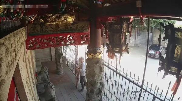 男子偷功德箱里的钱，称“菩萨给我比了OK”！厦门也有两人因此被抓……