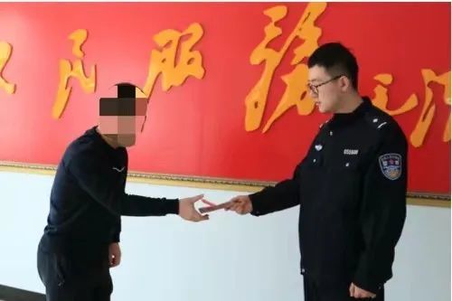 “别让我老婆知道”!男子藏了10000元私房钱,结果被贼偷了…... “别让我老婆知道”!男子藏了10000元私房钱,结果被贼偷了…...