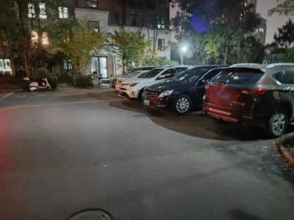 沪一小区现尖锐可怖“暗器”，手工焊制！警方通报