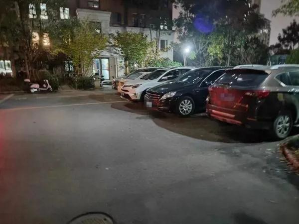 沪一小区现尖锐可怖“暗器”，手工焊制！警方通报