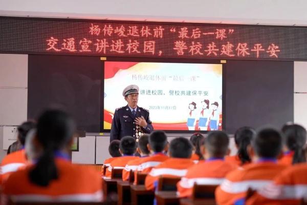 交警站岗36年，护学的孩子成“战友”！