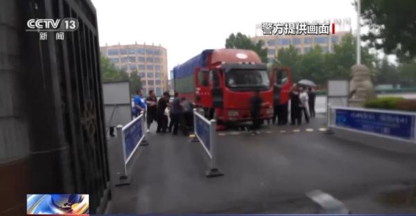 新加燃油被盗一空 “油耗子”去向成谜!这辆黑色轿车如何成为破案关键 新加燃油被盗一空 “油耗子”去向成谜!这辆黑色轿车如何成为破案关键