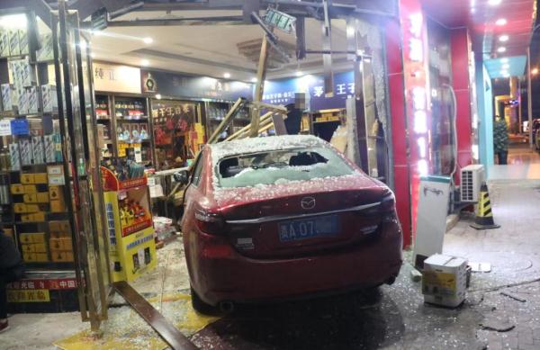 人在家中坐,祸从天上来!只因女子一个错误操作 人在家中坐,祸从天上来!只因女子一个错误操作