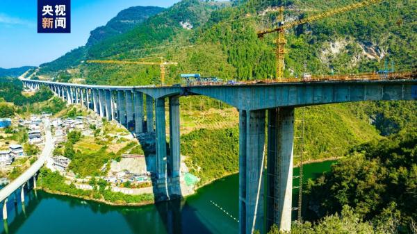 渝湘复线高速鱼梁溪特大桥左幅连续刚构顺利合龙