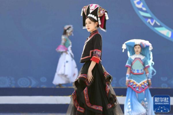 贵州册亨：布依族服饰“时装秀”