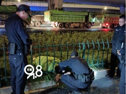 杭州一醉酒男子头卡护栏还……太离谱了! 杭州一醉酒男子头卡护栏还……太离谱了!