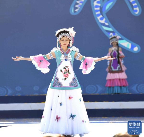 贵州册亨：布依族服饰“时装秀”