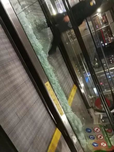 太疯狂！男艺人现身引发混乱，场面一度失控……