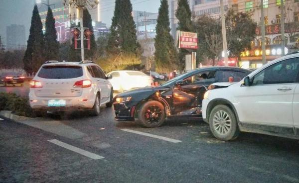 多车连续相撞，赔偿责任该如何划分？