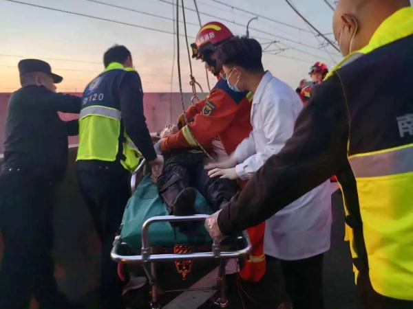 摩托车骑手追尾后被弹飞，坠湖不幸身亡