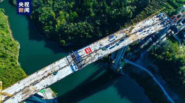 渝湘复线高速鱼梁溪特大桥左幅连续刚构顺利合龙