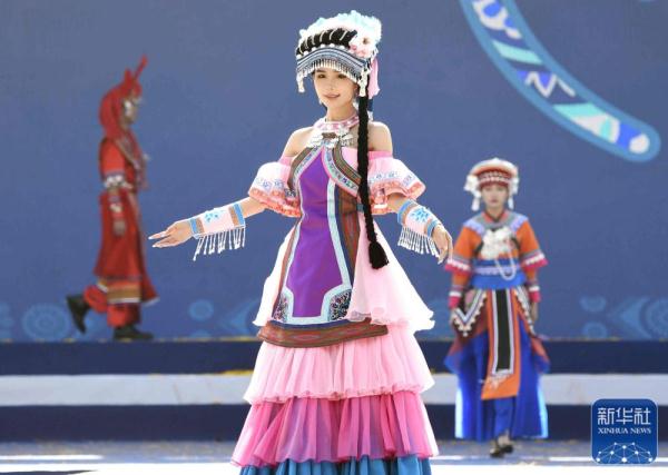 贵州册亨：布依族服饰“时装秀”