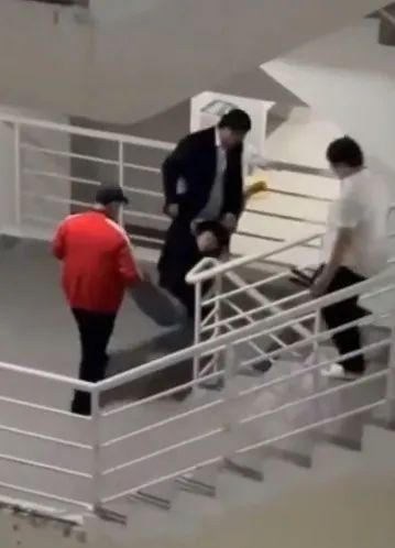 有人男扮女装混入女寝被电晕？学校回应：系饿晕...