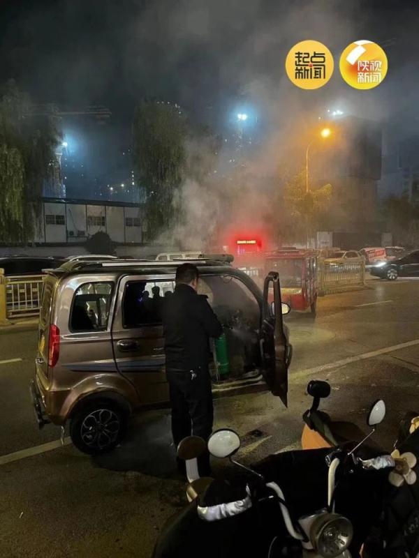 一个箭步，民警将司机从起火车辆中拉出！