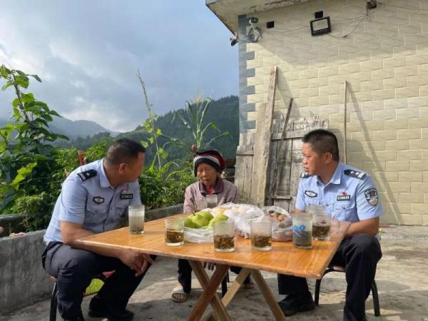 烈士牺牲34年后,她终于等来丈夫的清晰遗照 烈士牺牲34年后,她终于等来丈夫的清晰遗照