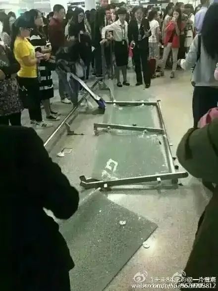 太疯狂！男艺人现身引发混乱，场面一度失控……